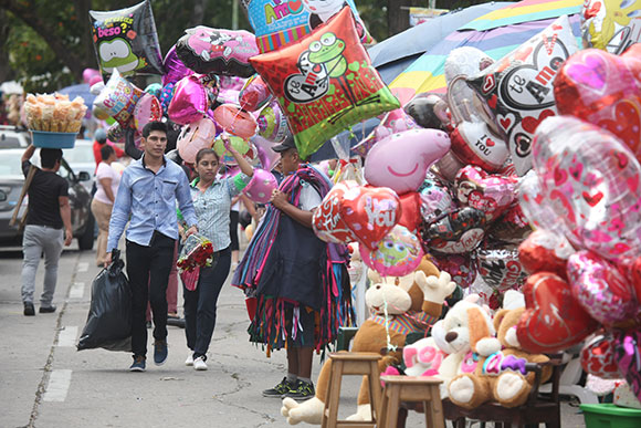 La Sedeco estimó este lunes que las actividades comerciales relacionadas con el Día del Amor y la Amistad dejarán una derrama económica de mil 966 mdp.
