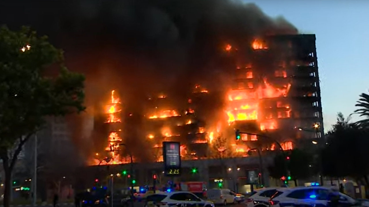 Incendio quema un edificio de 14 pisos en Valencia