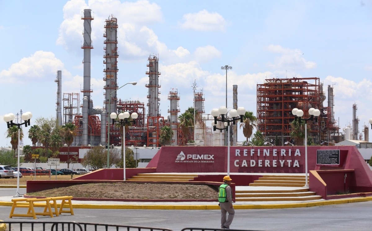 El gobernador de Nuevo León, Samuel García, acusó que los directivos de Pemex en planta se están robando el dinero que se les brinda para el mantenimiento.
