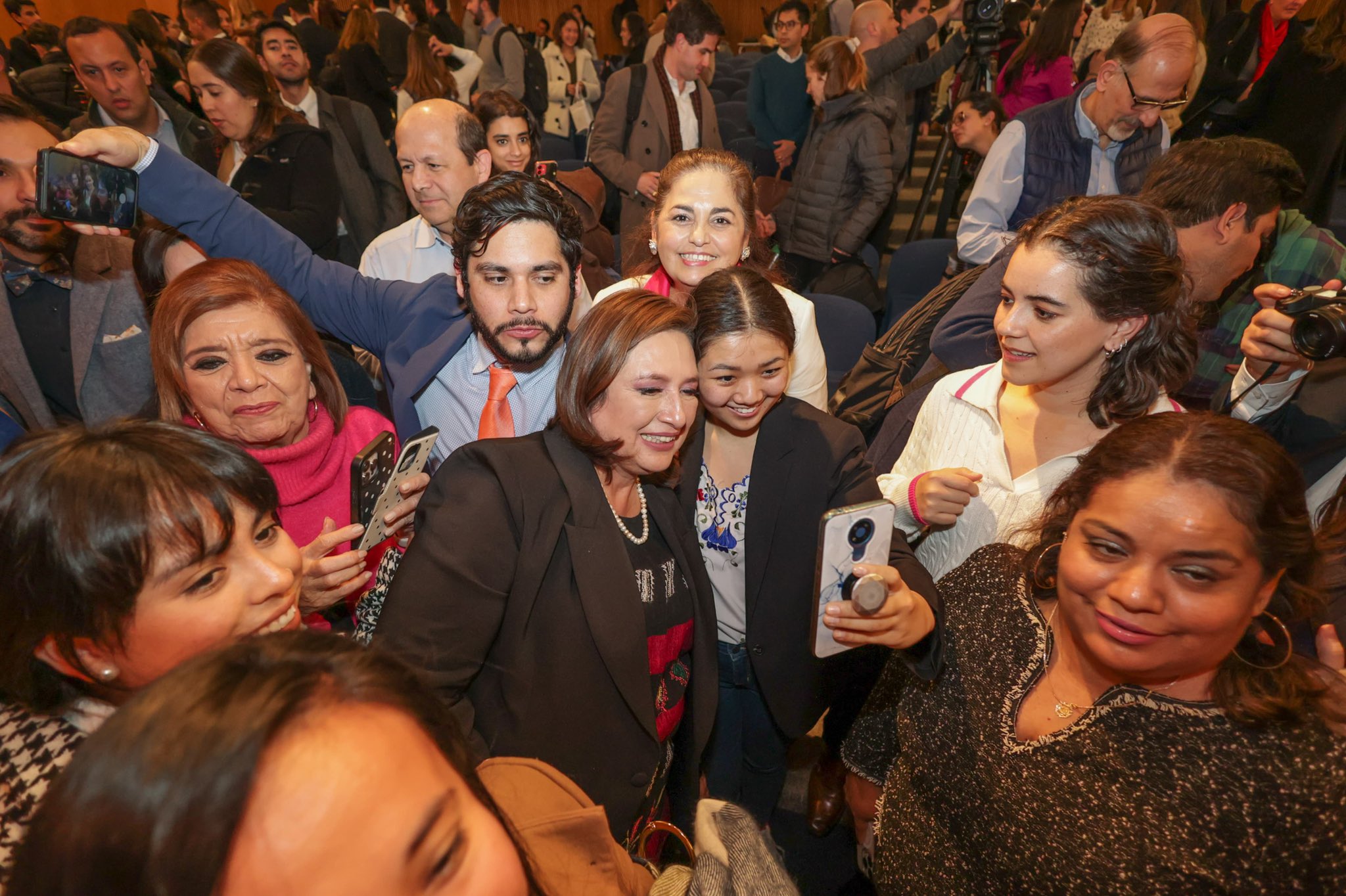 Xóchitl Gálvez, se reunió con estudiantes de la Universidad de Georgetown en Washington, quienes le externaron su preocupación por el aumento de la delincuencia