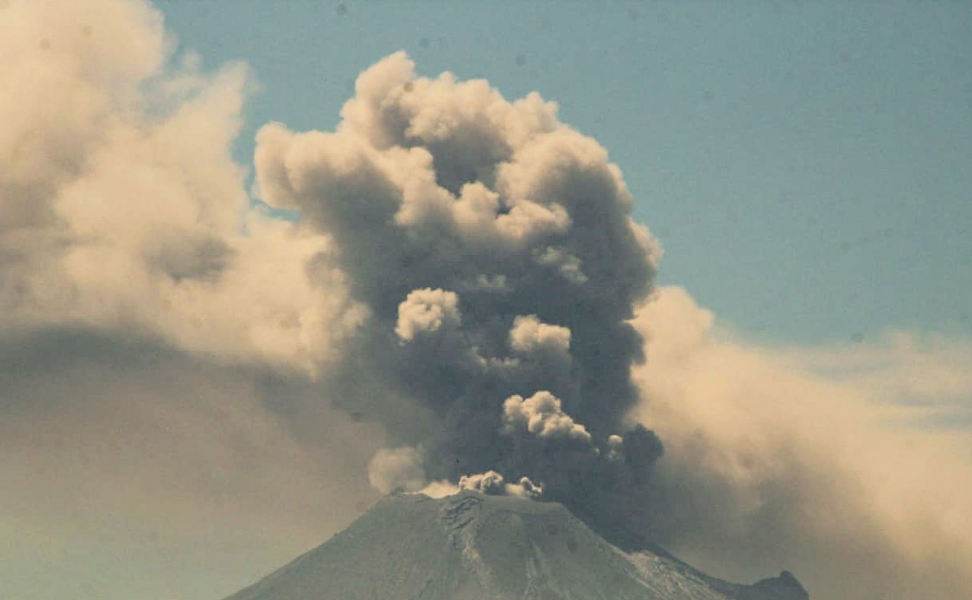 Cae ceniza del Popocatépetl en la Ciudad de México