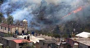 Evacuan a pobladores por incendio forestal