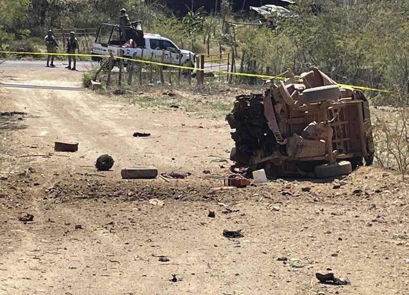 Mueren en Michoacán tres jornaleros por narcomina
