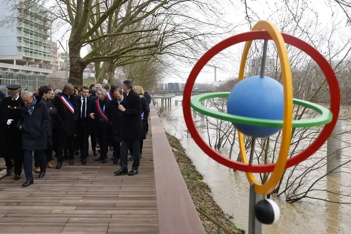 París 2024 recibe la llave de la Villa Olímpica