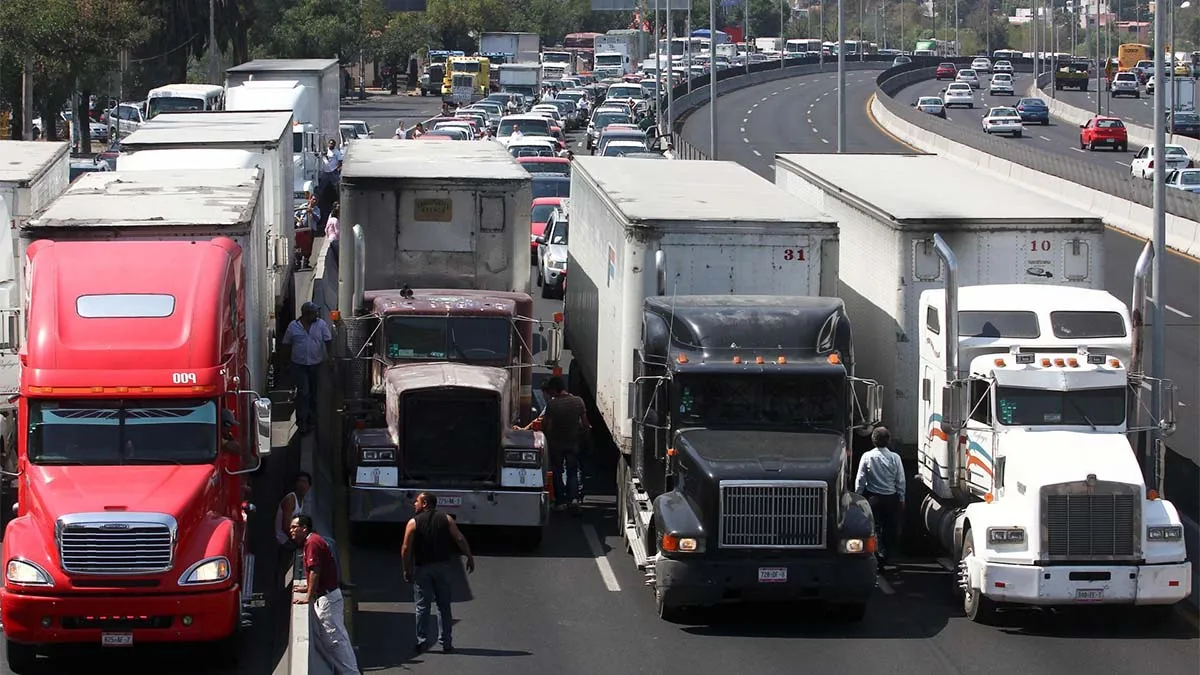 Transportistas anuncian cierre de autopistas por impunidad ante ataques criminales