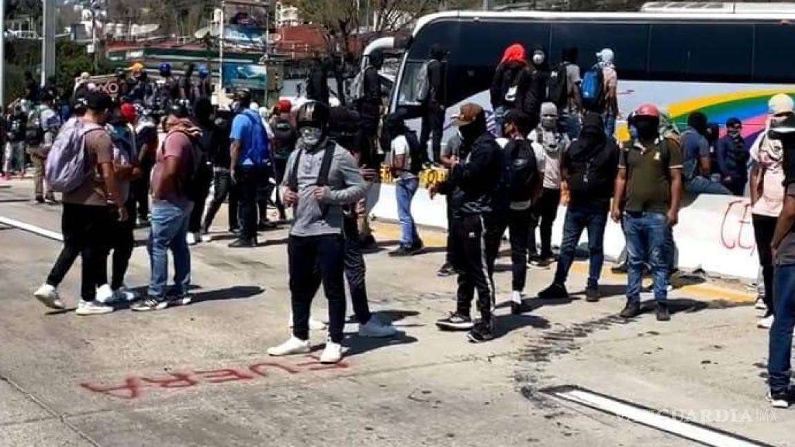 Unos 150 normalistas a bordo de 4 autobuses llegaron este mediodía al Parador del Marqués y cerraron la circulación en ambos carriles de manera parcial.