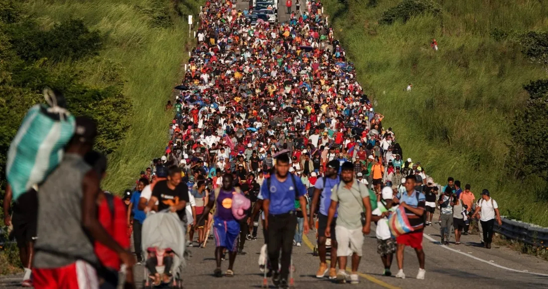 Unas mil a mil 500 personas migrantes, partieron la mañana de este lunes de Chiapas en una caravana a la que han llamado el viacrucis del migrante.