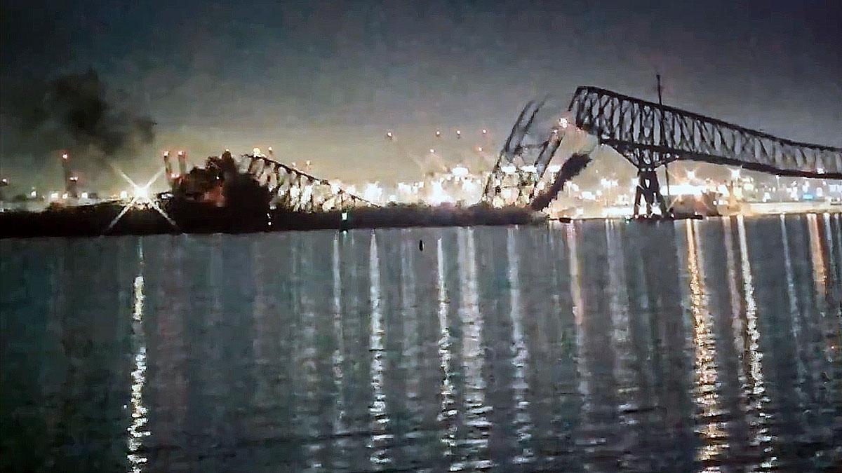 Cae puente en Baltimore tras colisión de carguero