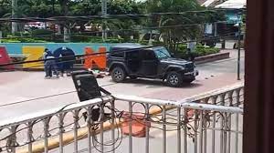 De acuerdo con testigos en Veracruz, fue un grupo de hombres armados que bajó los cuerpos de una camioneta para dejarlos en el parque de la plaza central.