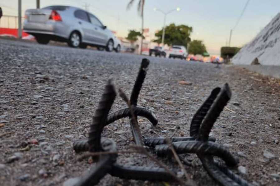 Delincuentes arrojan poncha llantas en Nuevo León
