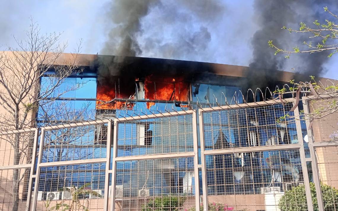 Normalistas vandalizan palacio de Chilpancingo