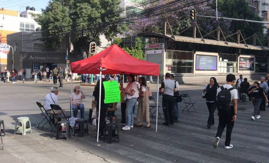 Vecinos de Benito Juárez bloquean avenidas por agua con olor a combustible en CDMX