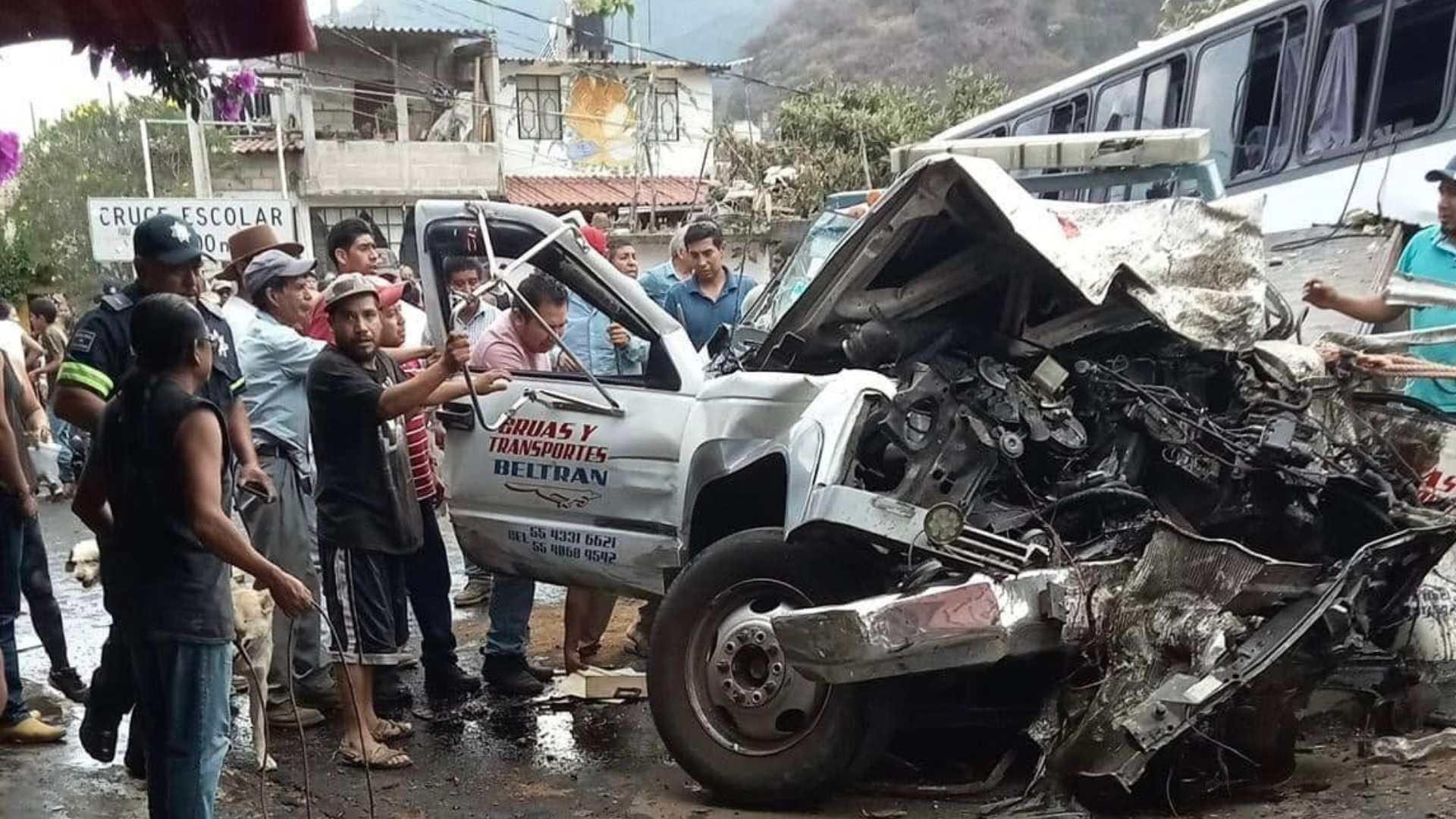 Cuatro personas muertas y 39 lesionados dejó el accidente de un camión de peregrinos sobre la carretera Joquicingo-Malinalco, en el municipio de Malinalco.