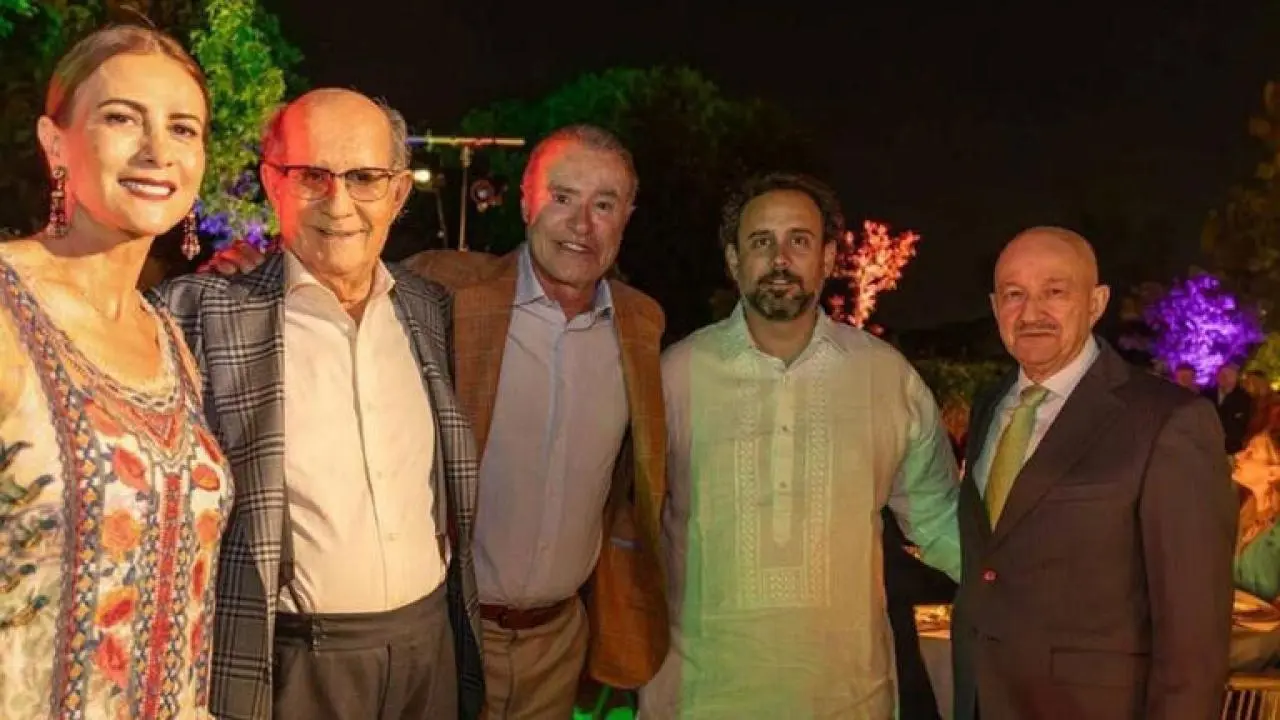 AMLO aclara controversia por fotografía de embajador mexicano en España