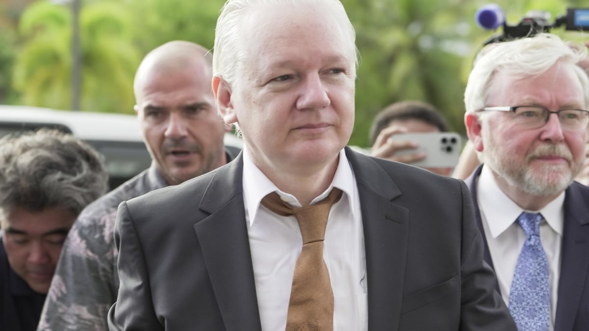 Julian Assange regresa a Australia después de acuerdo judicial