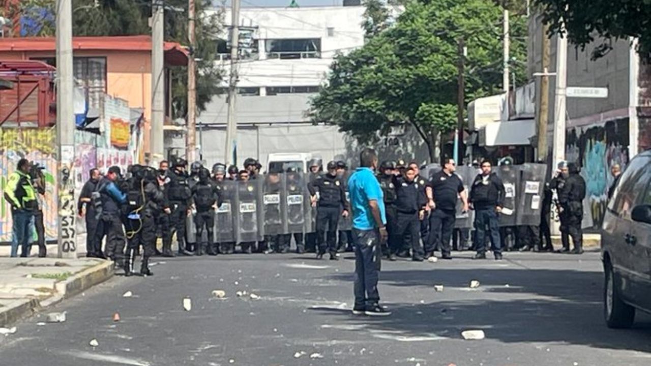 Violento altercado en CDMX deja un hombre fallecido y policías heridos