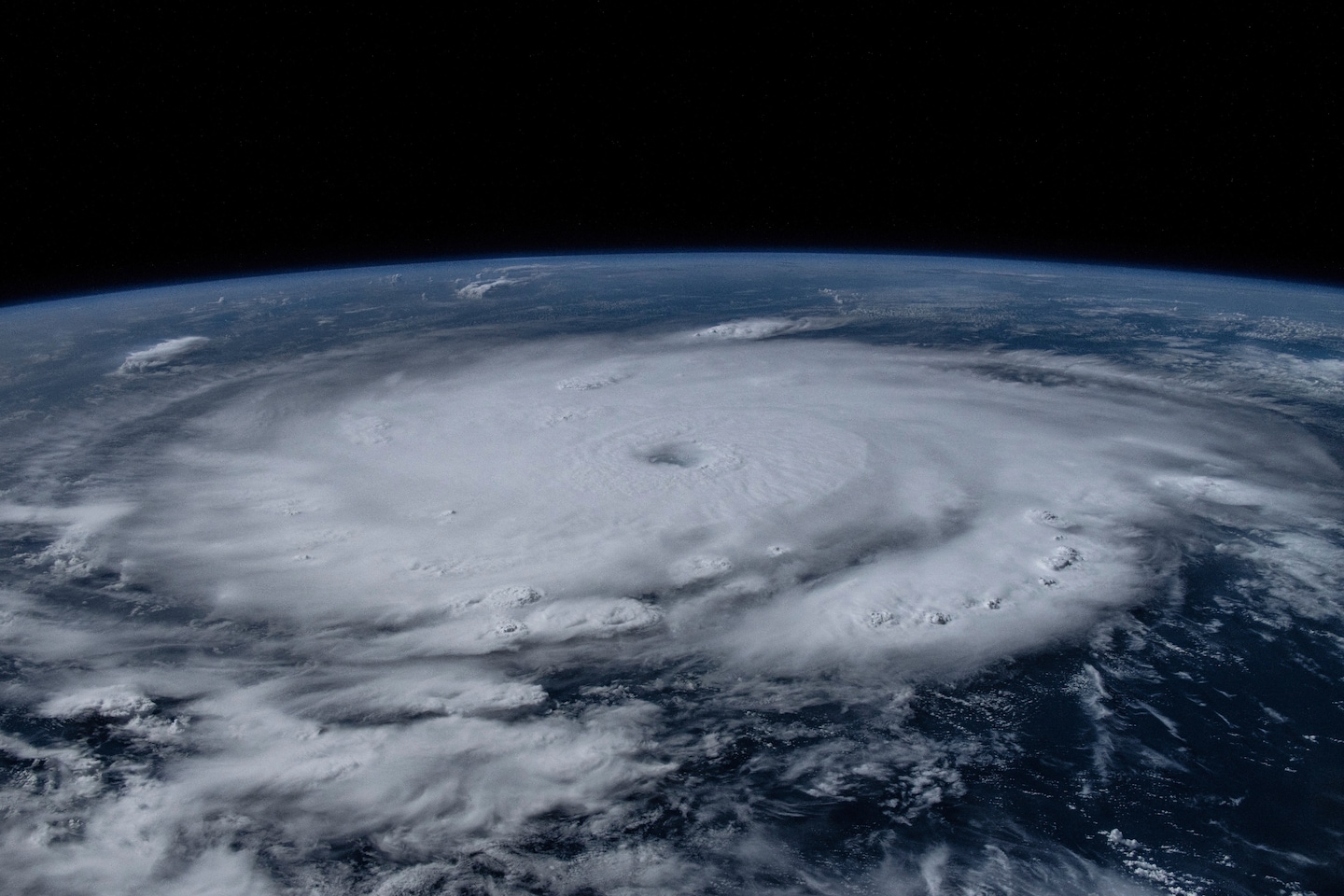 Huracán Beryl, se aproxima a Jamaica y amenaza la Península de Yucatán