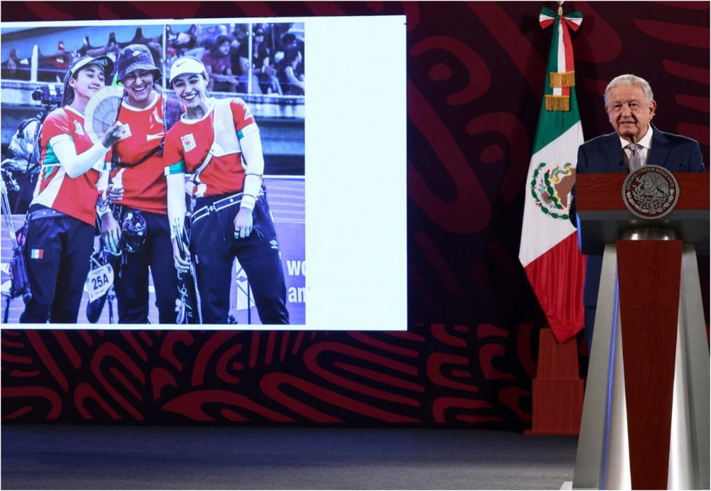 López Obrador felicita a arqueras mexicanas por medalla de bronce en París