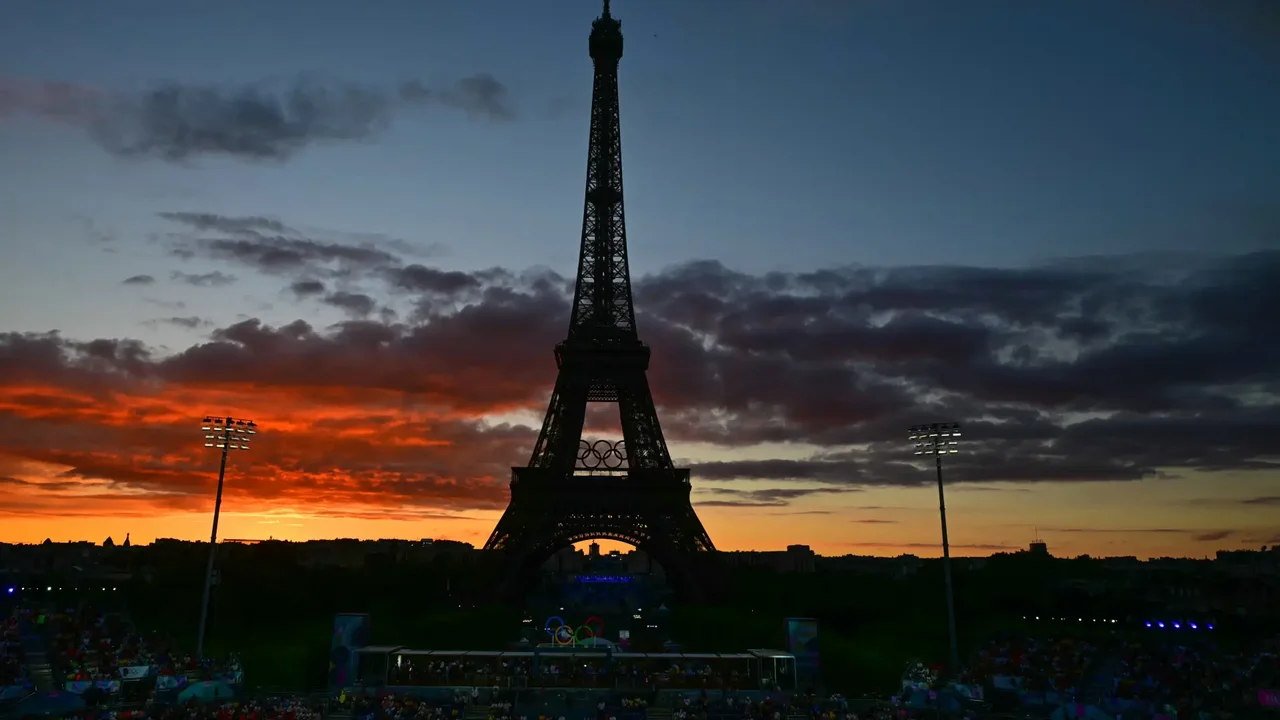 Ciudadano británico escaló la Torre Eiffel