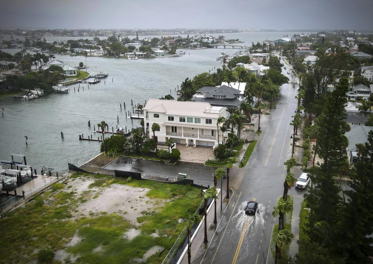 Huracán Debby toca tierra en Florida causando marejadas y inundaciones catastróficas