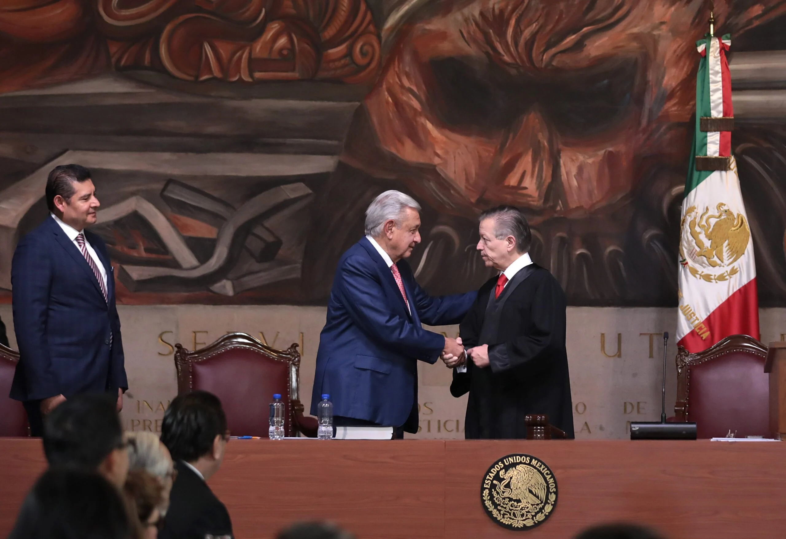AMLO llama a ministras y ministros de la SCJN a respetar la reforma judicial