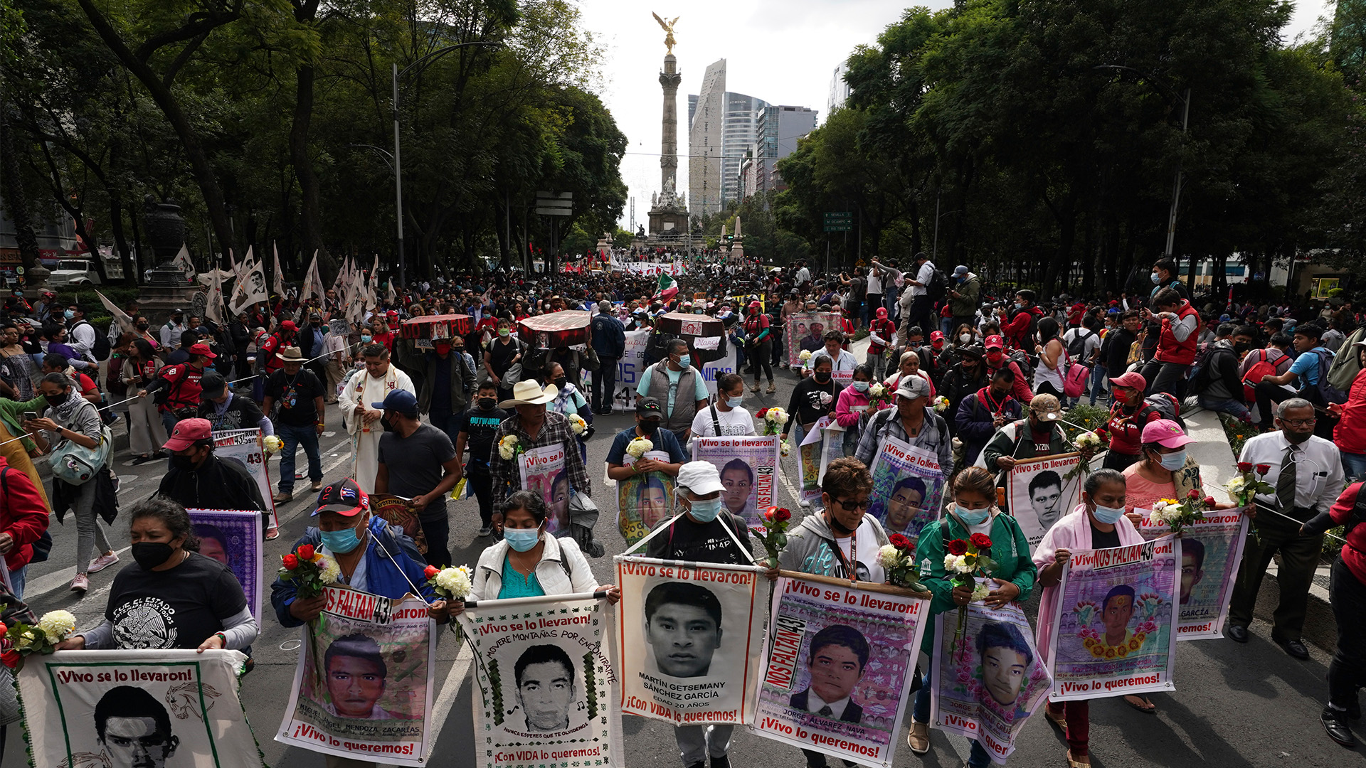 Manifestantes por los 43 de Ayotzinapa irrumpen Congreso de Guerrero