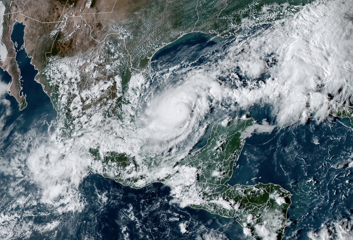 Ante el huracán Milton de categoría 5, Yucatán activa medidas de emergencia