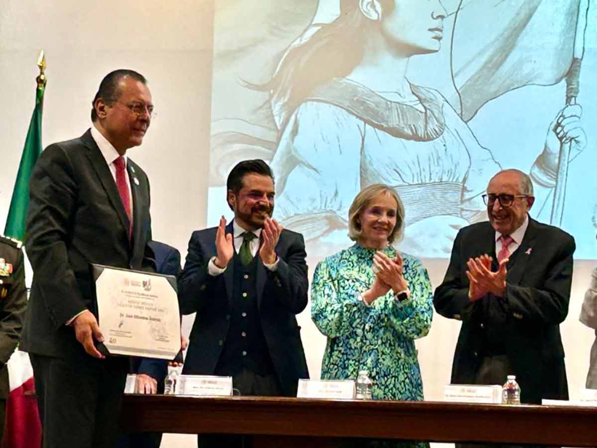 José Sifuentes Osornio recibe el Mérito Médico "Valentín Gómez Farías"