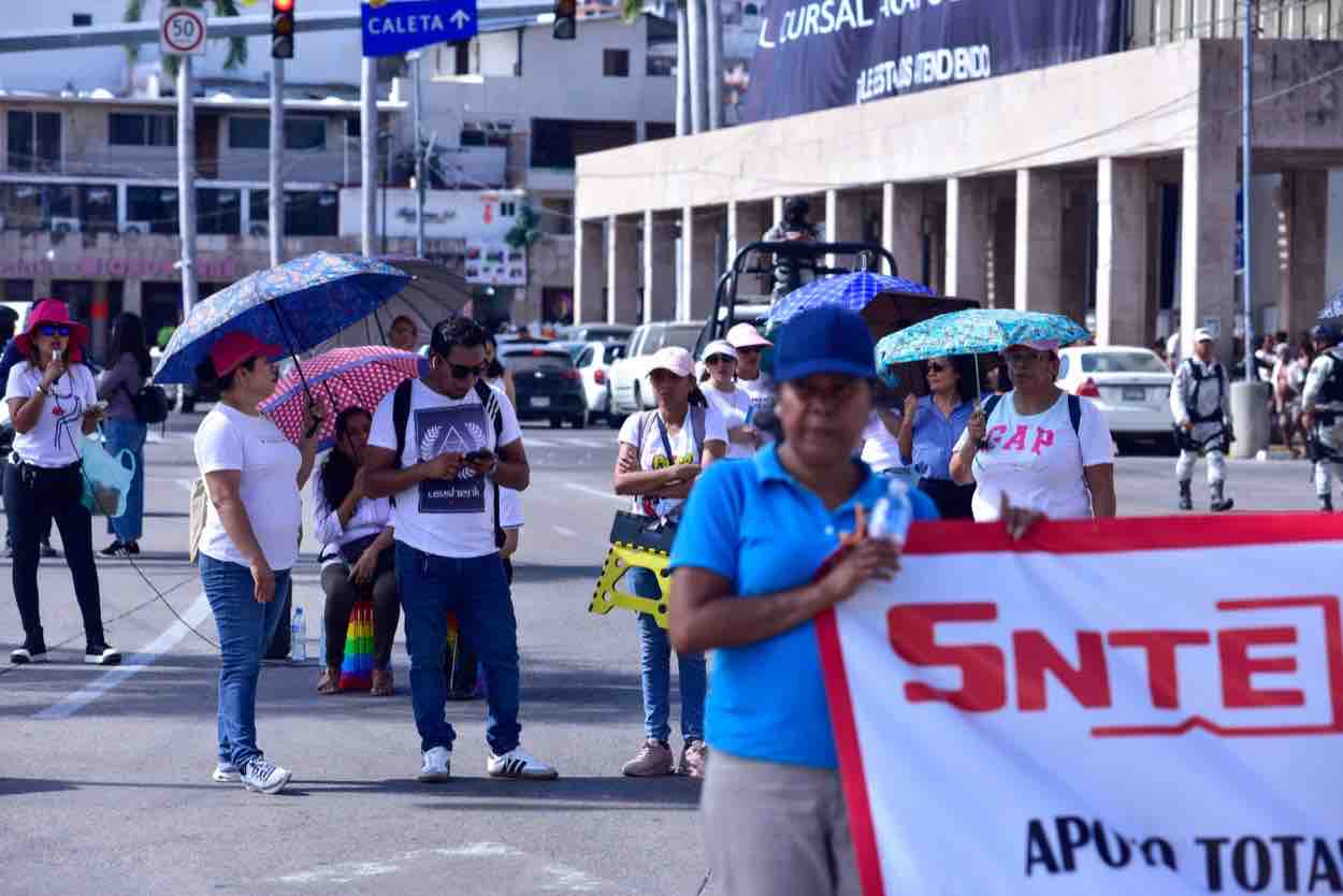 Bloqueos en Acapulco, Chilpancingo e Iguala por exigencia de pagos del SNTE
