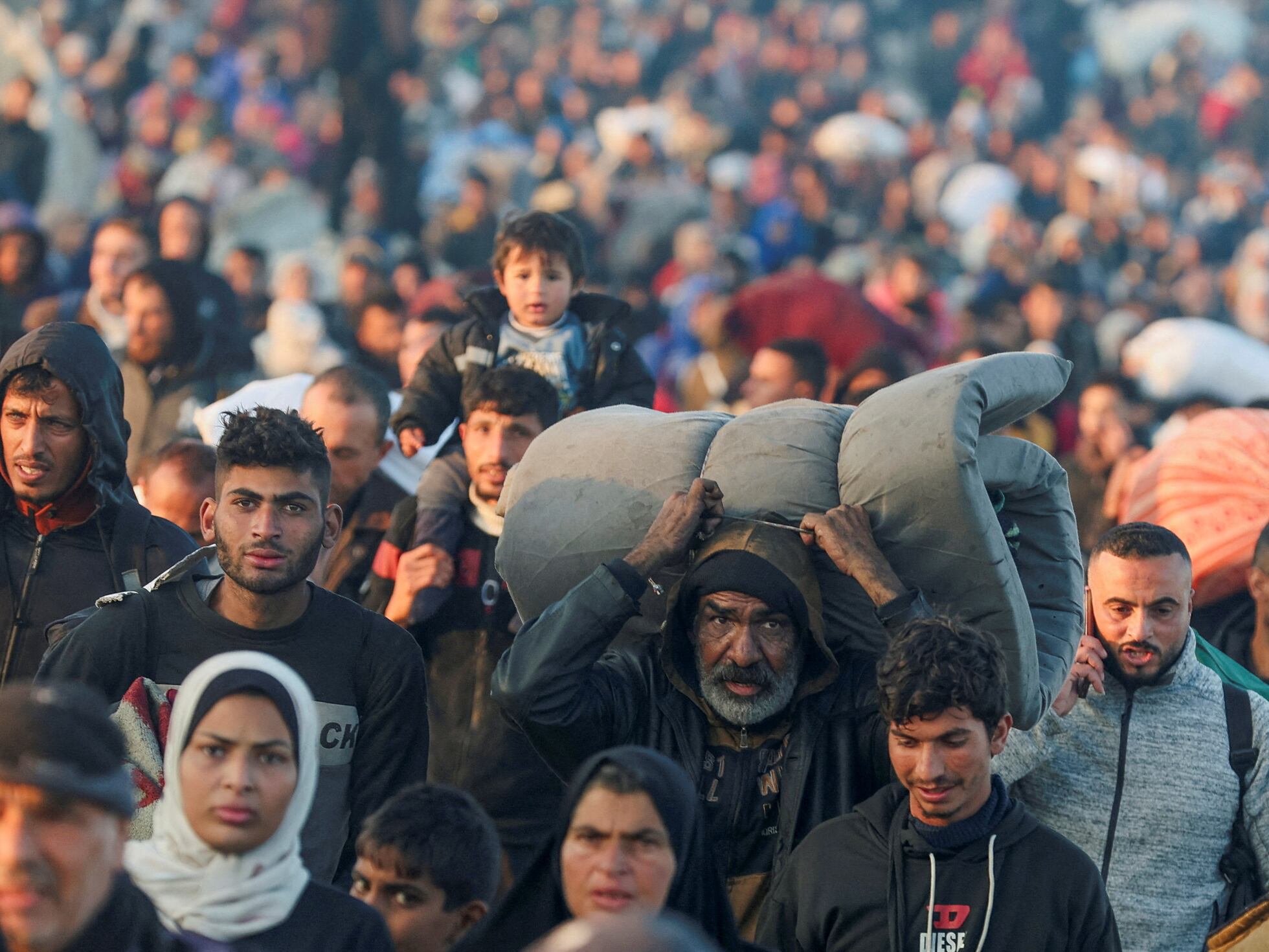 Miles de Palestinos inician retorno al norte de Gaza tras liberación de rehenes