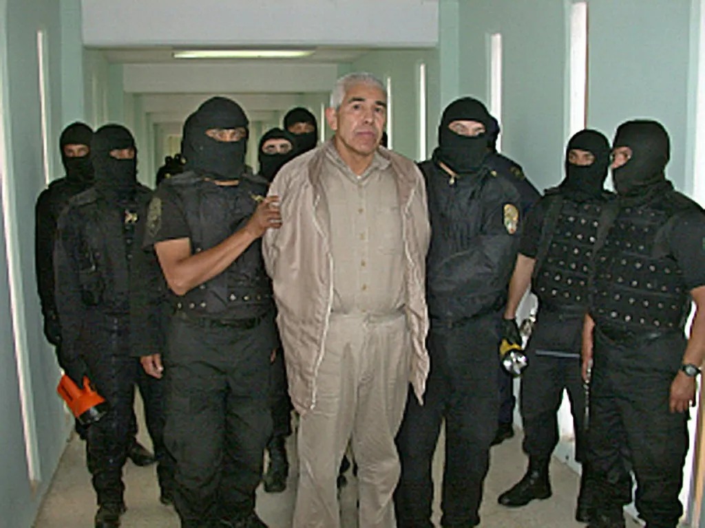 Rafael Caro Quintero, uno de los fundadores del Cártel de Guadalajara, escoltado por fuerzas especiales durante su detención.